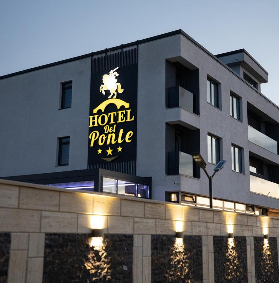 Hotel Del Ponte Targoviste Exterior foto