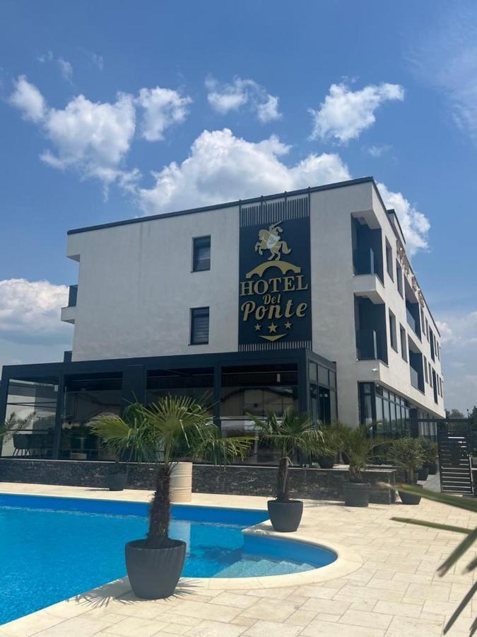 Hotel Del Ponte Targoviste Exterior foto